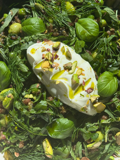 Forest Greens Bärlauch Pesto with Barley & Black Rice, Edamame, Sahne Yogurt & Pistachios