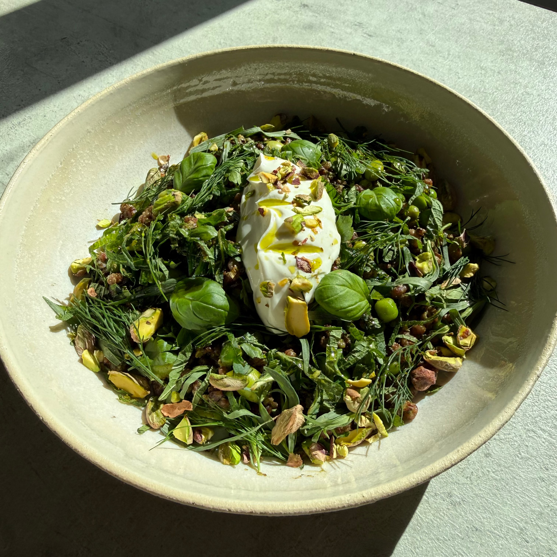 Forest Greens Bärlauch Pesto with Barley & Black Rice, Edamame, Sahne Yogurt & Pistachios