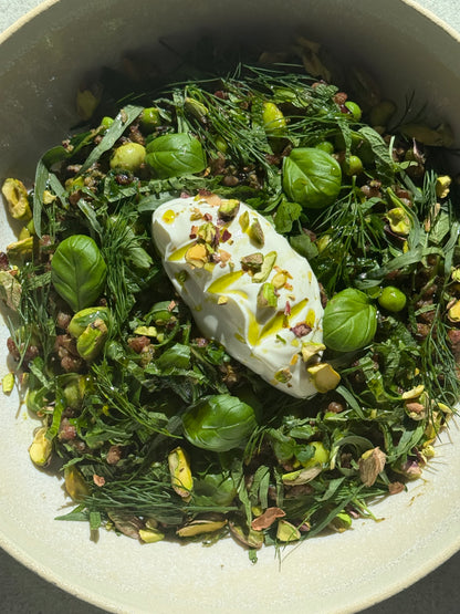 Forest Greens Bärlauch Pesto with Barley & Black Rice, Edamame, Sahne Yogurt & Pistachios