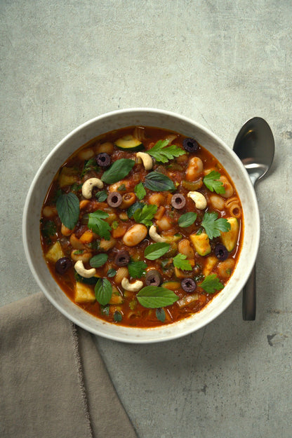 Sommerliches Minestrone mit Riesenbohnen und Olivenöl-Finish