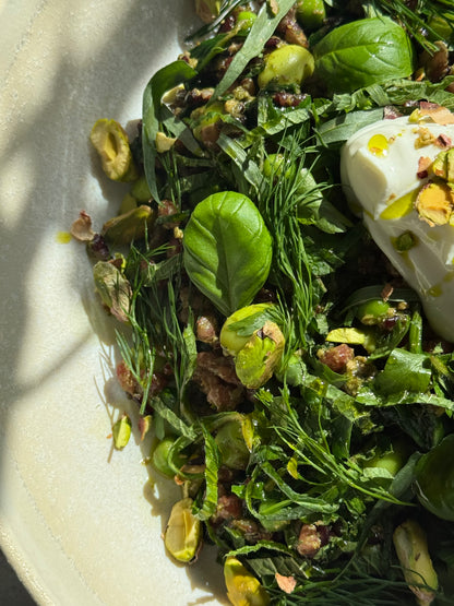 Forest Greens Bärlauch Pesto with Barley & Black Rice, Edamame, Sahne Yogurt & Pistachios