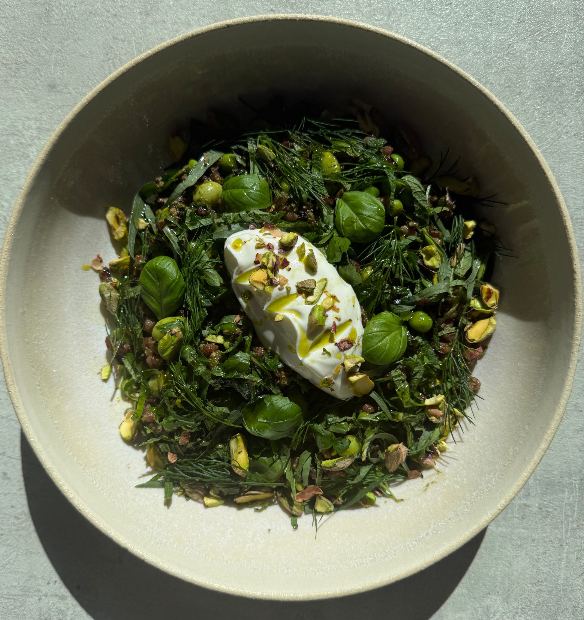 Forest Greens Bärlauch Pesto with Barley & Black Rice, Edamame, Sahne Yogurt & Pistachios